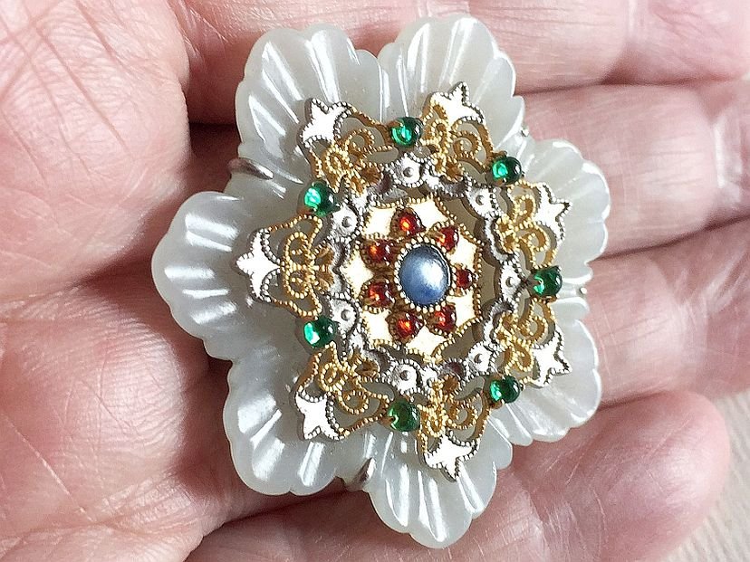 Pendant with gilt silver inset – (3039)